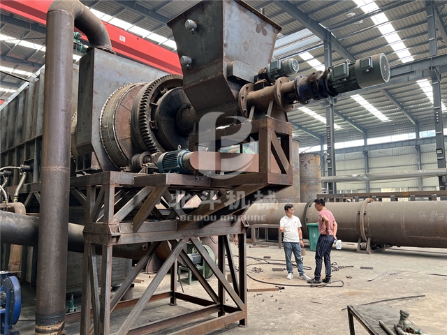 天津客戶(hù)訪(fǎng)問(wèn)我公司考察棕櫚殼炭化爐