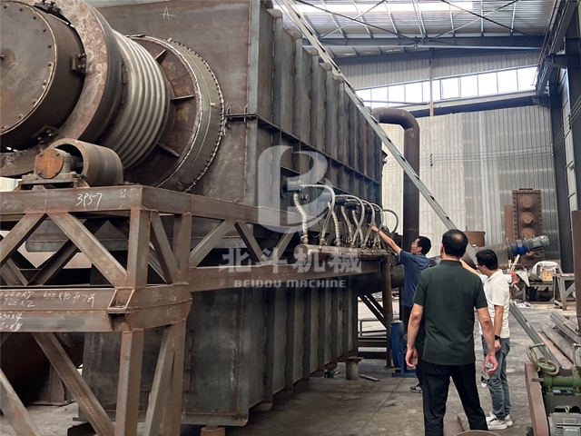 秸稈炭化爐成功吸引客戶(hù)前來(lái)考察