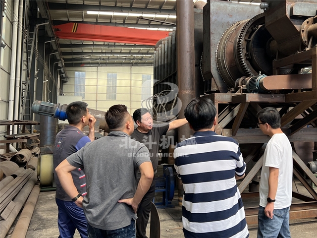 臺(tái)灣客戶(hù)訪(fǎng)問(wèn)北斗機(jī)械考察無(wú)煙垃圾炭化爐