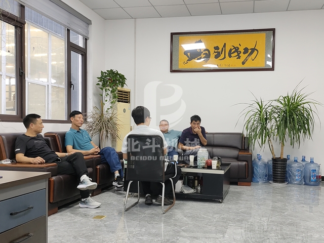 外地客戶(hù)來(lái)鞏義北斗機(jī)械實(shí)地考察竹子炭化爐